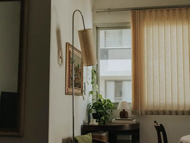 Cantinho de estar com luz da janela e ambiente tranquilo